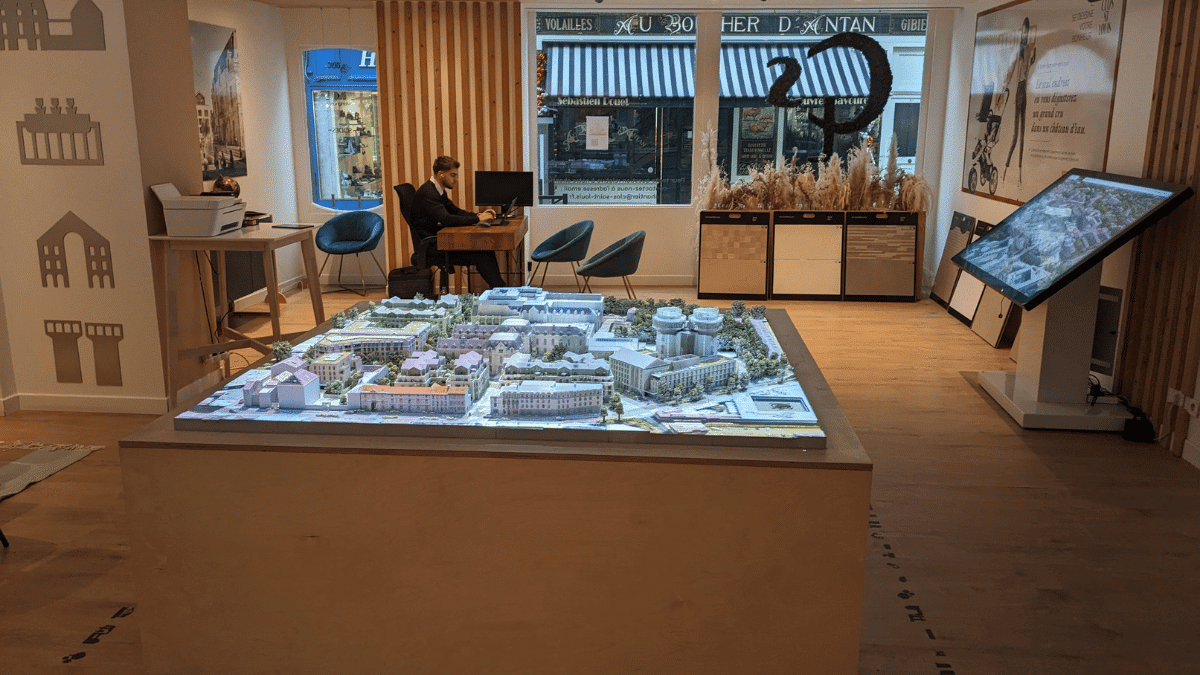 Maquette physique interactive du Quartier de Saint-Germain, réalisée pour un promoteur immobilier avec le dispositif PAAM's Home Maquette physique PAAM's Home – Promotion immobilière à Saint-Germain