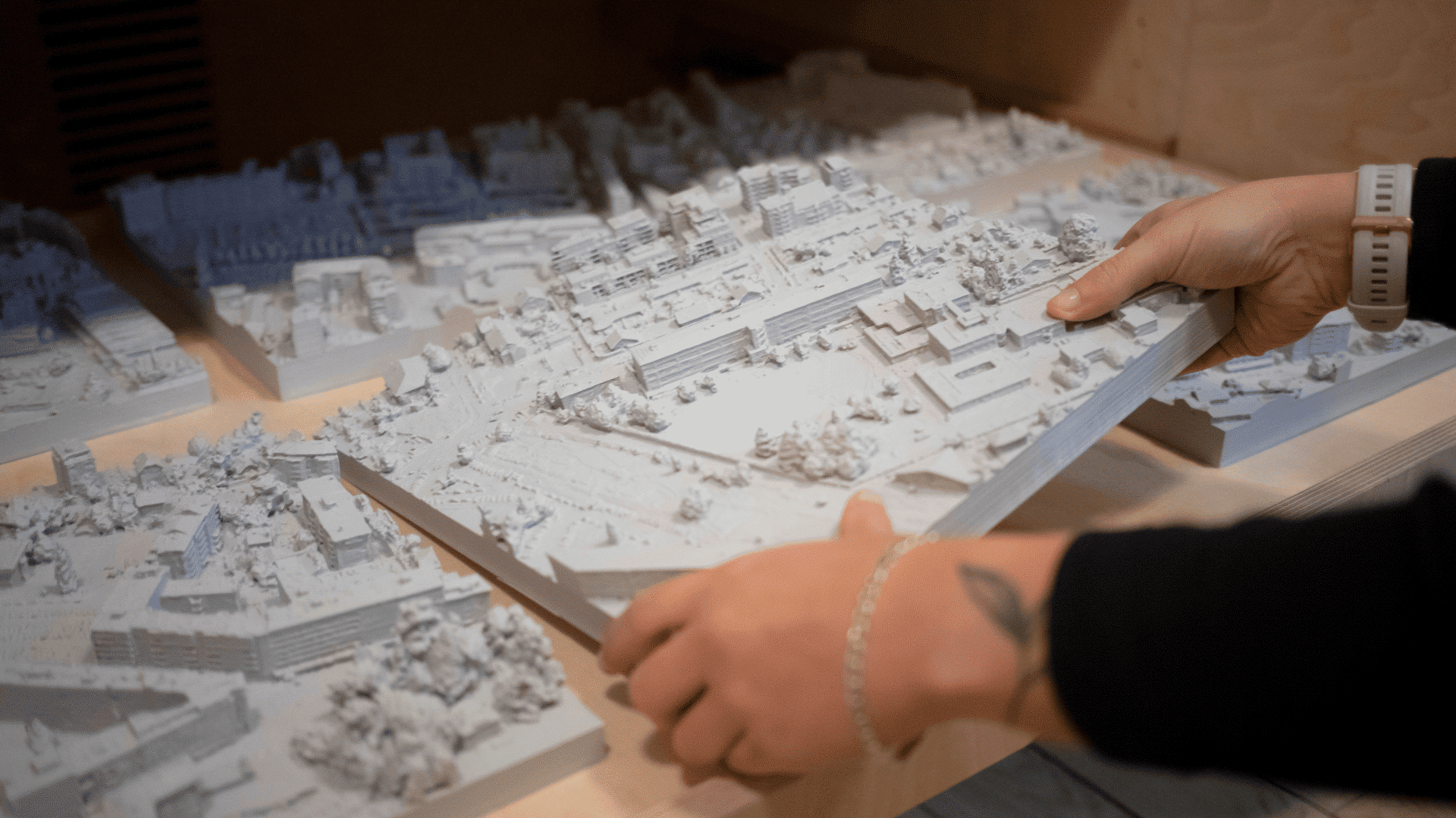 Maquette physique animée – Une maquette 3D modulaire qui s’assemble comme un puzzle Photo d’une maquette Maquette physique animée imprimée en 3D, composée de pièces de puzzle modulaires qui s’assemblent pour représenter un projet d’aménagement urbain évolutif et interactif.